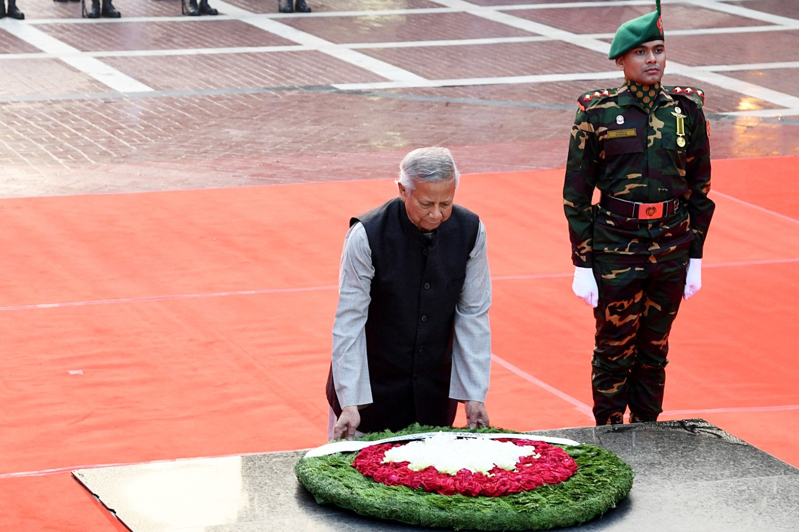 শহিদ বুদ্ধিজীবীদের প্রতি প্রধান উপদেষ্টার শ্রদ্ধা নিবেদন