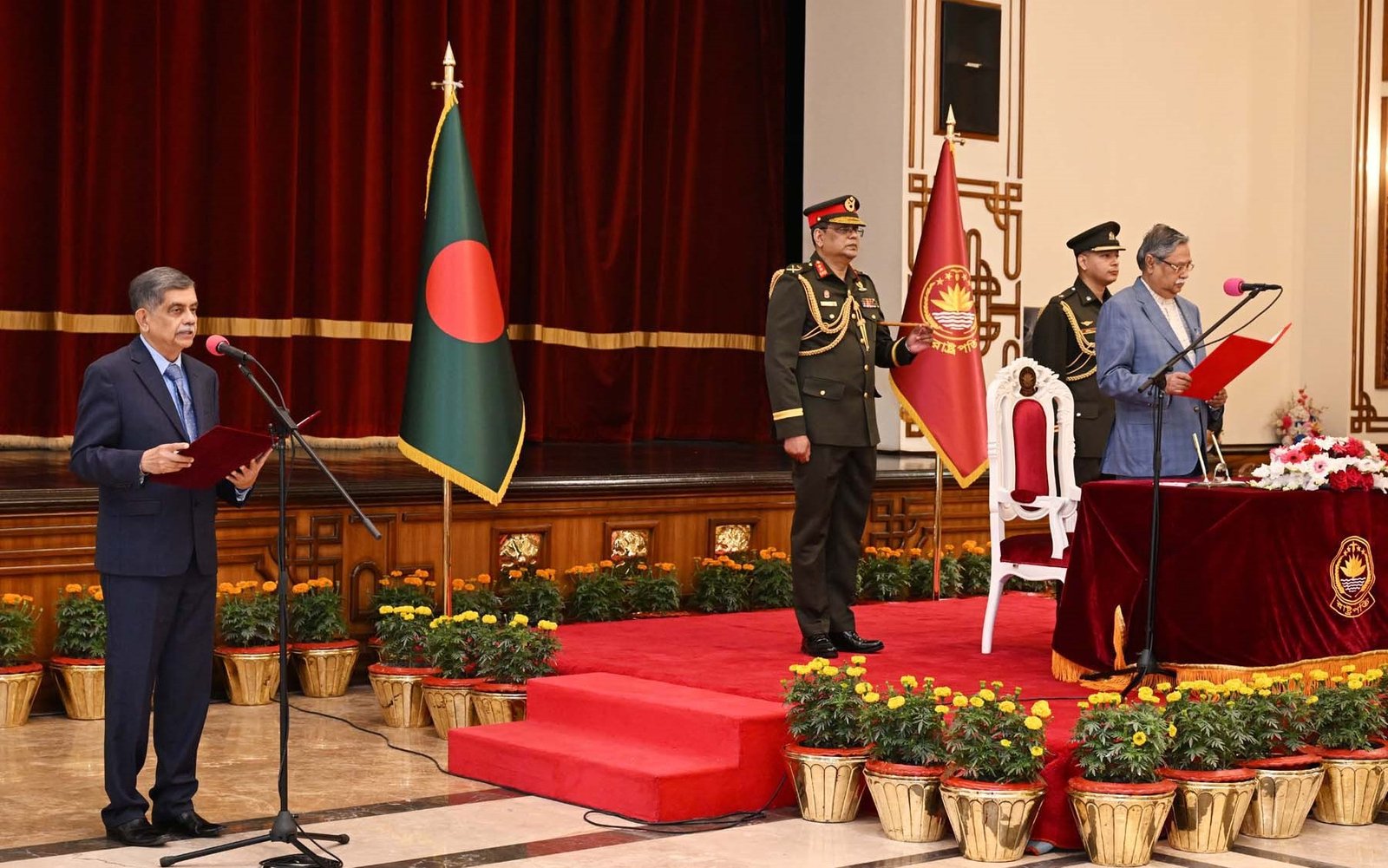 উপদেষ্টা হিসেবে শপথ নিলেন অধ্যাপক আবরার