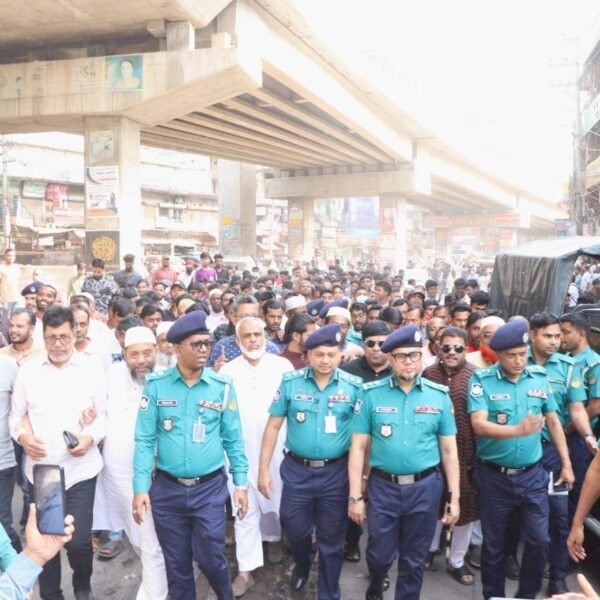 গাজীপুর মেট্রোপলিটন পুলিশ কমিশনারের চৌরাস্তা সংলগ্ন এলাকা ফুটপাত দখলমুক্ত…