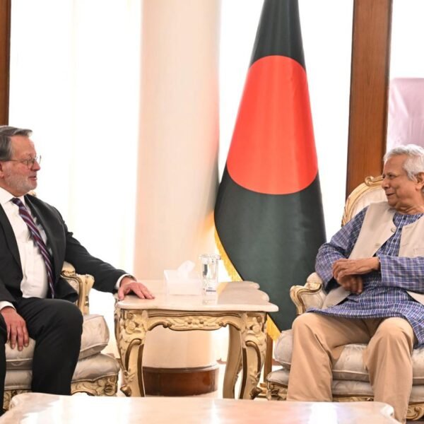 মার্কিন সিনেটর গ্যারি পিটার্স প্রধান উপদেষ্টার সাথে সাক্ষাৎ করেছেন