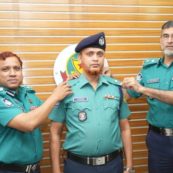 ডিএমপির পুলিশ পরিদর্শক পদে পদোন্নতিপ্রাপ্ত সার্জেন্টদের র্যাঙ্ক ব্যাজ পরিয়ে…