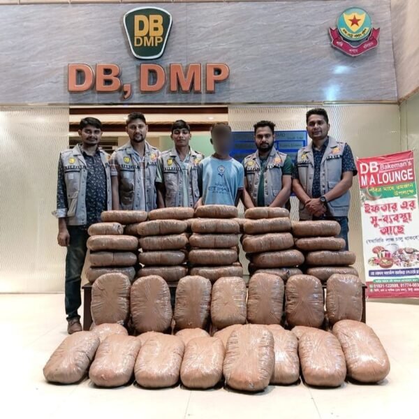 ধাওয়া করে বিশেষ কায়দায় লুকানো ৪০ লক্ষ টাকা মূল্যের…