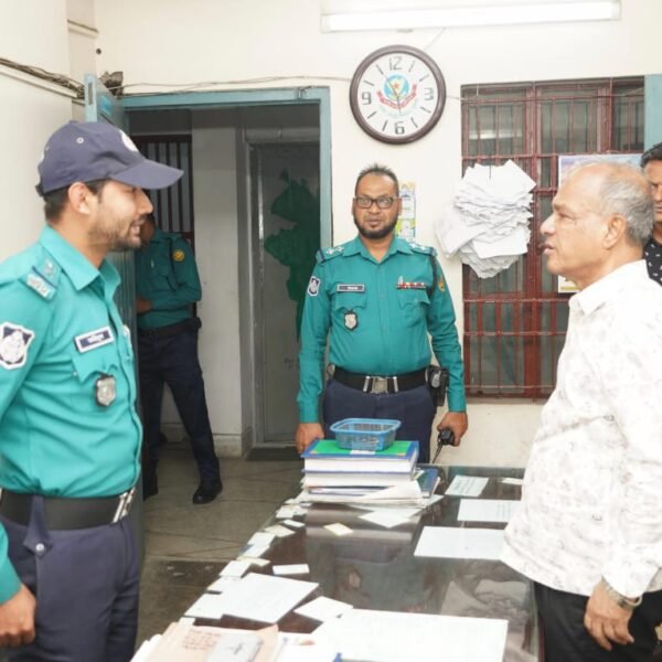 ভোরে স্বরাষ্ট্র উপদেষ্টার রাজধানীর চারটি থানা পরিদর্শন