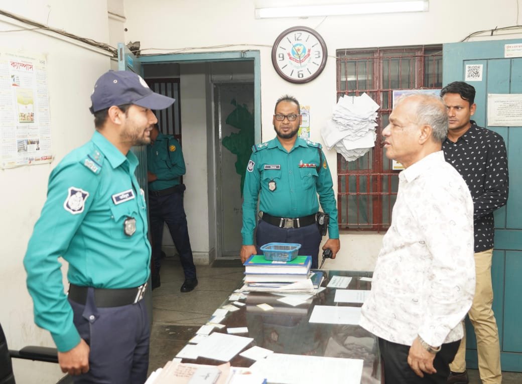 ভোরে স্বরাষ্ট্র উপদেষ্টার রাজধানীর চারটি থানা পরিদর্শন