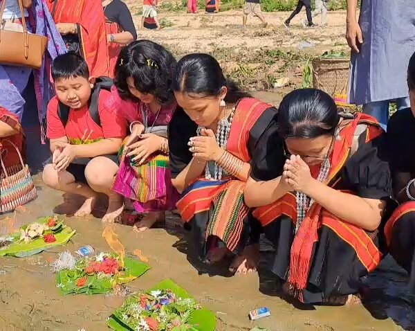 রাঙামাটিতে ফুল ভাসিয়ে শুরু বৈসাবি’র আনুষ্ঠানিতা