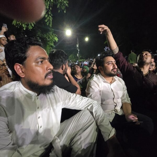 আওয়ামী লীগকে নিষিদ্ধের দাবিতে সংহতি জানিয়ে যমুনার সামনে অবস্থান…