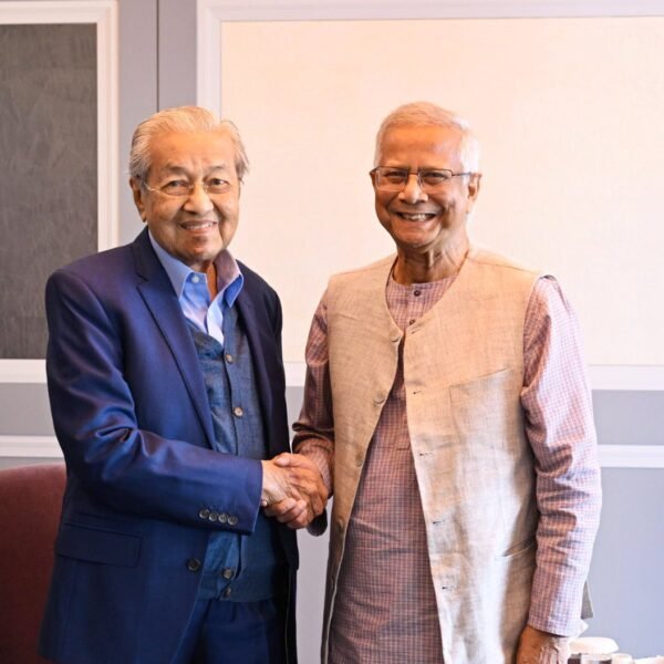 ১০০তম জন্মদিনের আগে মাহাথির মোহাম্মদকে অভিনন্দন জানিয়েছেন প্রধান উপদেষ্টা