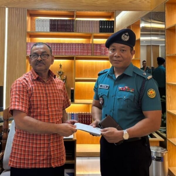 ধানমন্ডি থানার অফিসার ইনচার্জকে বিশেষভাবে পুরস্কৃত করেছেন ডিএমপি কমিশনার