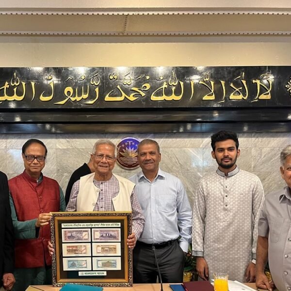 নতুন ডিজাইনের ছয়টি ব্যাংকনোটের ছবি প্রধান উপদেষ্টার হাতে হস্তান্তর