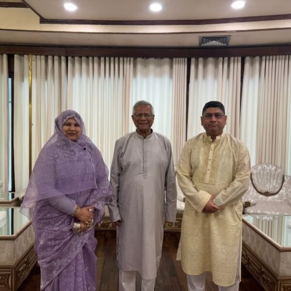 প্রধান উপদেষ্টার সঙ্গে সস্ত্রীক সাক্ষাৎ করেছেন সেনাপ্রধান