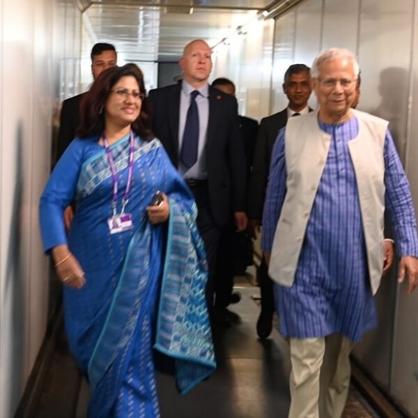 লন্ডন পৌঁছেছেন প্রধান উপদেষ্টা