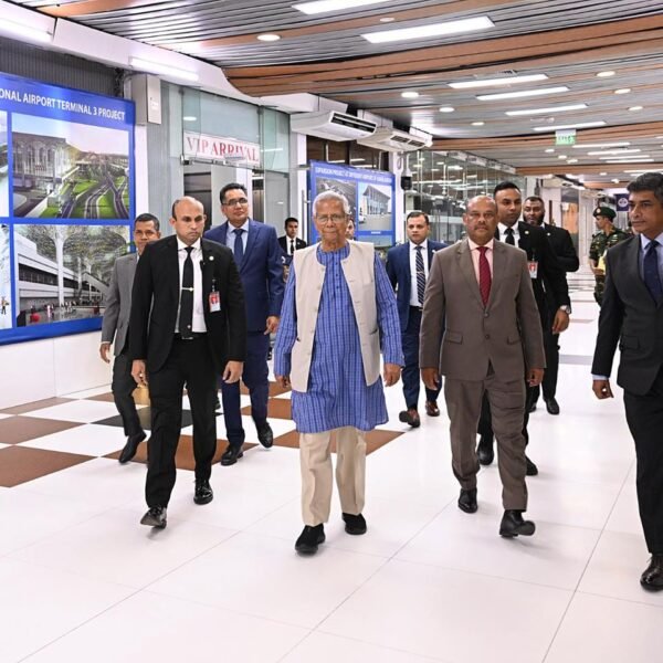 যুক্তরাজ্যের উদ্দেশে ঢাকা ছেড়েছেন প্রধান উপদেষ্টা