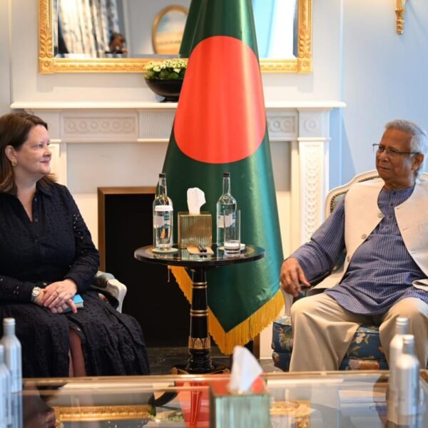 বাংলাদেশ নৌবাহিনীর জন্য এইচএমএস এন্টারপ্রাইজ: প্রধান উপদেষ্টার সঙ্গে ব্রিটিশ&hellip;