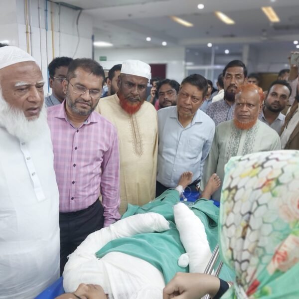 উত্তরায় বিমান বিধ্বস্তে আহতদের দেখতে যান জাতীয় বার্ন ইউনিটে…