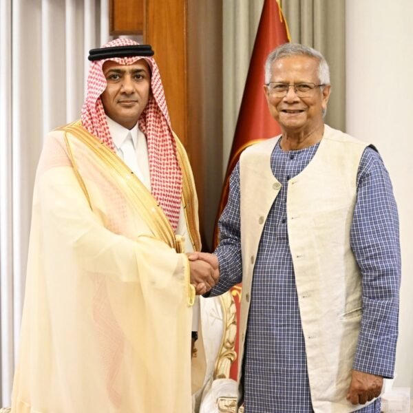 প্রধান উপদেষ্টার সঙ্গে সৌদির নবনিযুক্ত রাষ্ট্রদূতের সৌজন্য সাক্ষাৎ