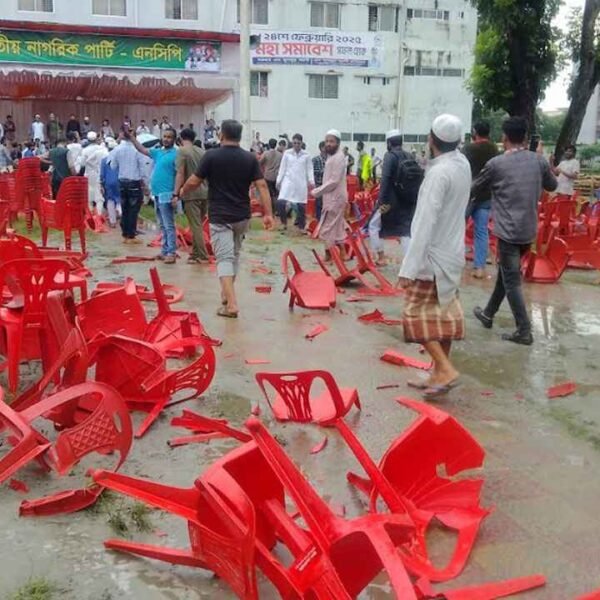 গোপালগঞ্জে এনসিপির সমাবেশ মঞ্চে হামলা
