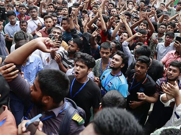 ৬ দফা দাবিতে মাইলস্টোন শিক্ষার্থীদের বিক্ষোভ