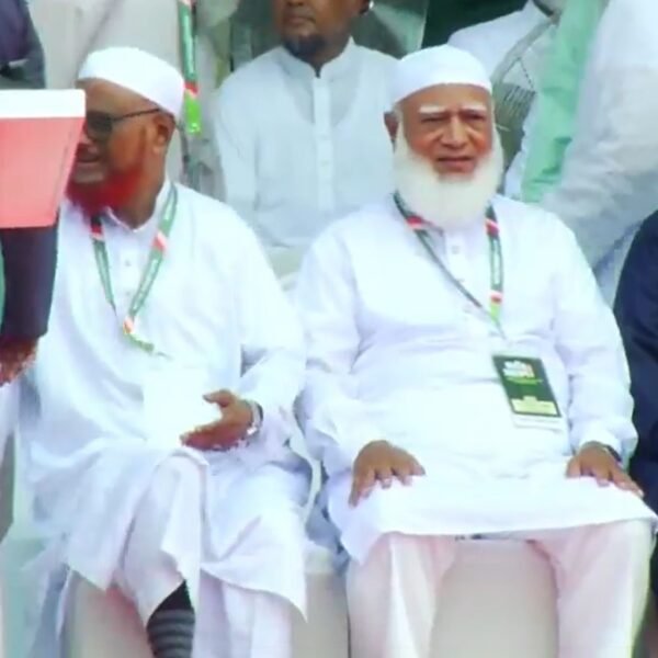 সোহরাওয়ার্দী উদ্যানে জামায়াতের জাতীয় মহাসমাবেশে পৌঁছেছেন জামায়াতের আমীর ড.…