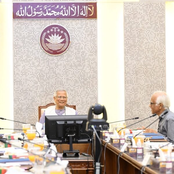 সচিবালয়ে উপদেষ্টা পরিষদের বৈঠক করলেন প্রধান উপদেষ্টা