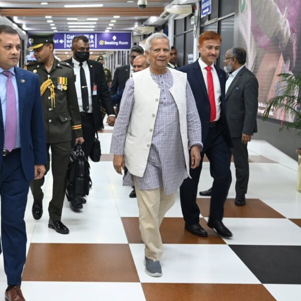 মালয়েশিয়া সফর শেষে দেশে ফিরেছেন প্রধান উপদেষ্টা