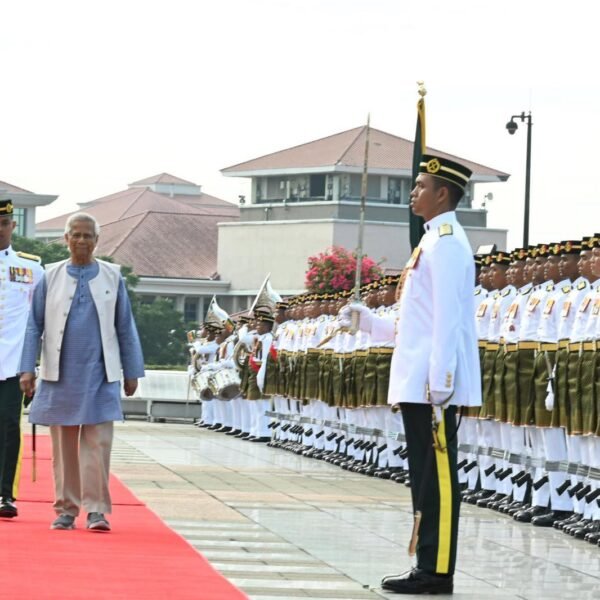 মালয়েশিয়ায় প্রধানমন্ত্রীর অফিসে প্রধান উপদেষ্টাকে গার্ড অব অনার প্রদান