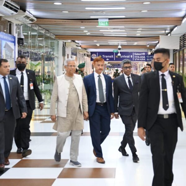 মালয়েশিয়ার উদ্দেশে ঢাকা ছেড়েছেন প্রধান উপদেষ্টা
