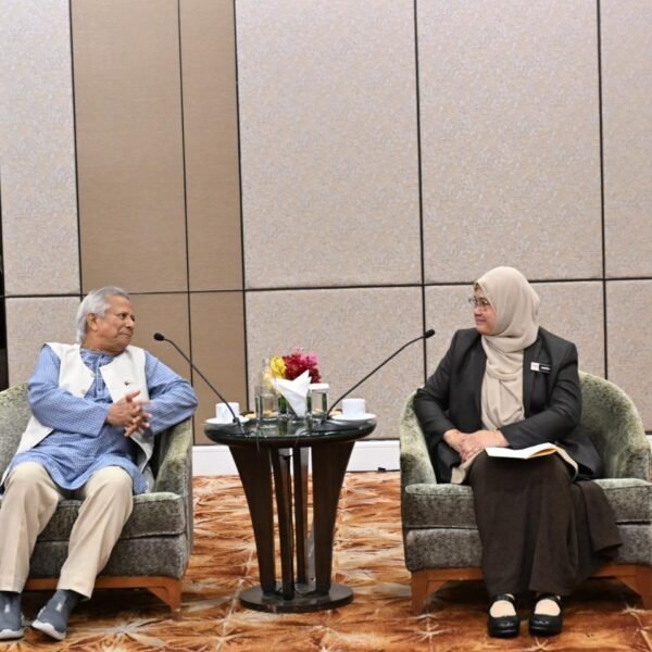 মালয়েশিয়ার হালাল শিল্পের শীর্ষ নেতাদের সঙ্গে প্রধান উপদেষ্টার বৈঠক&hellip;