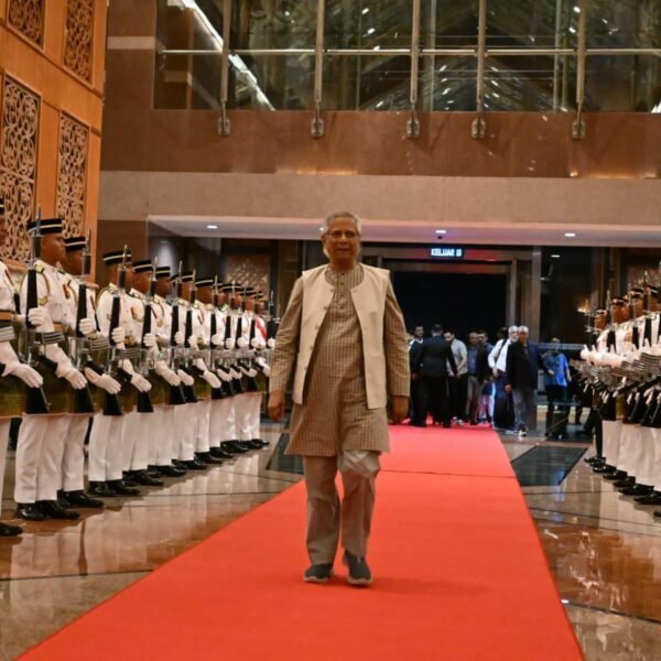 প্রধান উপদেষ্টাকে লাল গালিচা সংবর্ধনা দিল মালয়েশিয়া