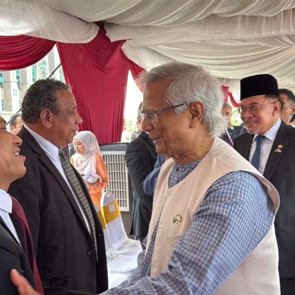 মালয়েশিয়ায় প্রবাসী কূটনীতিকদের সাথে বাংলাদেশের প্রধান উপদেষ্টার সাক্ষাৎ