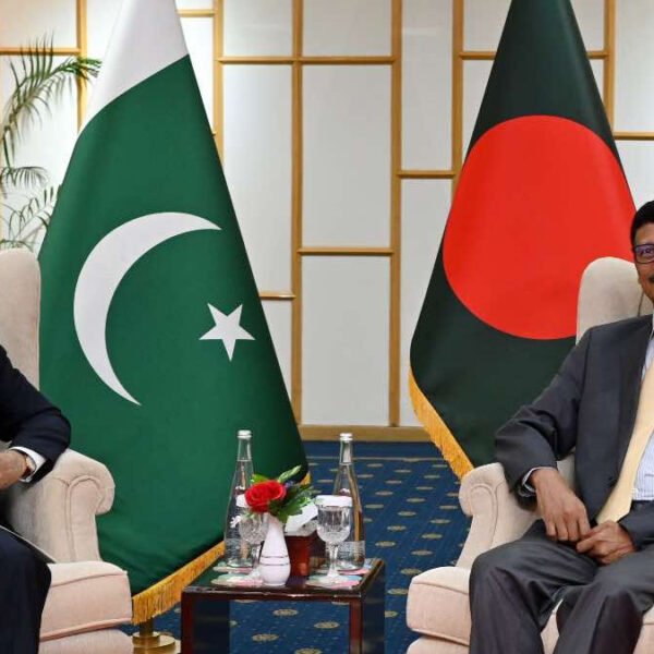 বাংলাদেশ পাকিস্তান পররাষ্ট্র মন্ত্রী পর্যায়ের বৈঠক চলছে