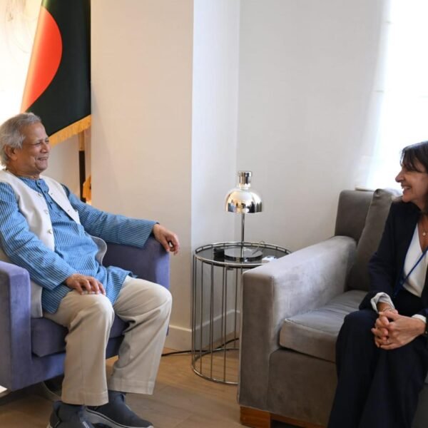 নিউইয়র্কে প্রধান উপদেষ্টার সাথে সাক্ষাৎ করেছেন প্যারিসের মেয়র