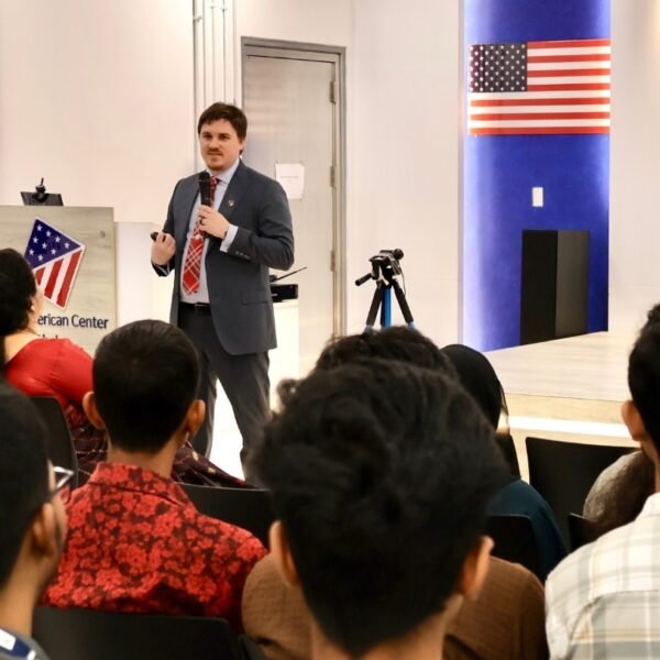 সংবিধান দিবস উপলক্ষে বাংলাদেশি তরুণদের সঙ্গে আলোচনা করল ঢাকাস্থ&hellip;