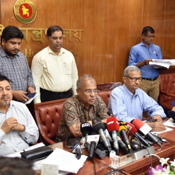 দুর্গাপূজা শান্তিপূর্ণভাবে সম্পন্ন করতে সকল প্রস্তুতি রয়েছে- স্বরাষ্ট্র উপদেষ্টা