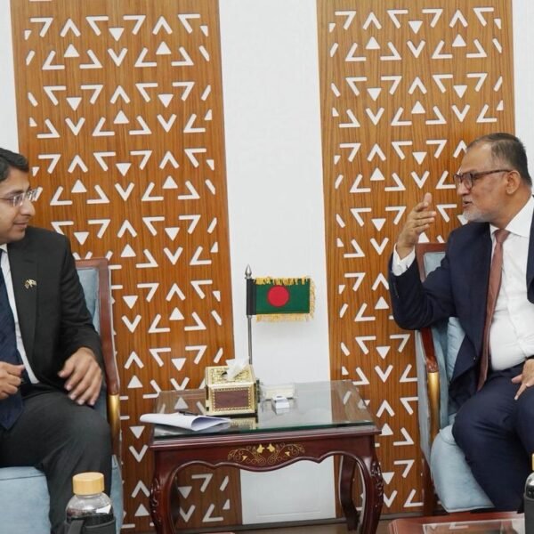 বাণিজ্য উপদেষ্টার সাথে পাকিস্তানের প্রধানমন্ত্রীর বাণিজ্য বিষয়ক কোঅর্ডিনেটরের সাক্ষাৎ