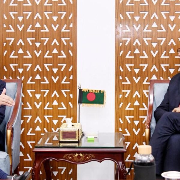 বাণিজ্য উপদেষ্টার সাথে পাকিস্তানের পেট্রোলিয়াম মন্ত্রীর বৈঠক অনুষ্ঠিত