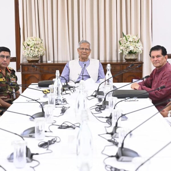 প্রধান উপদেষ্টার সঙ্গে তিন বাহিনীর প্রধানের সাক্ষাৎ, নির্বাচন প্রস্তুতি…
