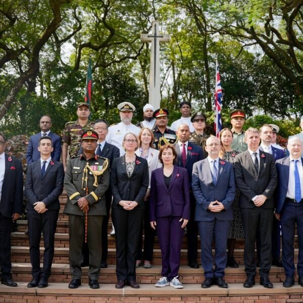 ময়নামতি ওয়ার সেমেট্রিতে ব্রিটিশ হাই কমিশনের শ্রদ্ধা নিবেদন