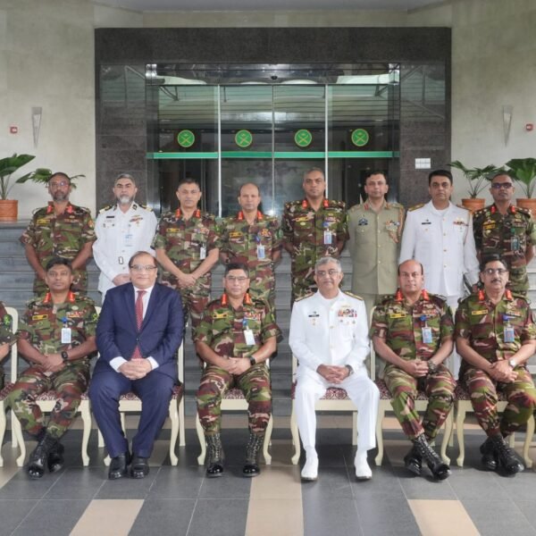 সেনাপ্রধানের সাথে সৌজন্য সাক্ষাৎ করলেন পাকিস্তান নৌবাহিনী প্রধান