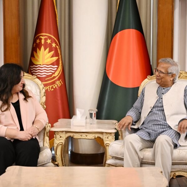 কানাডিয়ান সংসদীয় প্রতিনিধিদলের সাথে সাক্ষাৎ করলেন প্রধান উপদেষ্টা