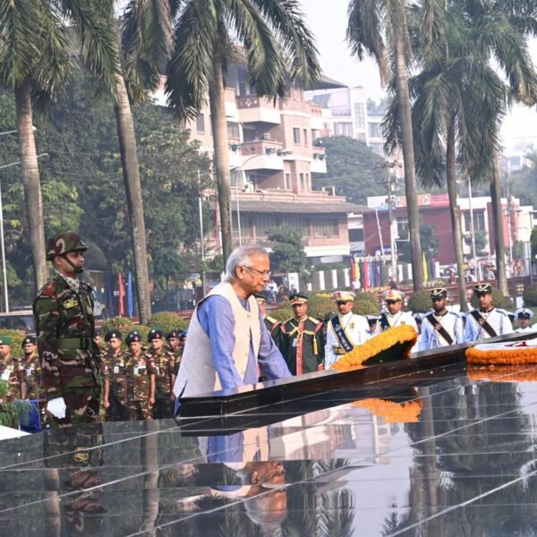 সশস্ত্র বাহিনীর বীর শহীদদের প্রতি শ্রদ্ধা নিবেদন করেছেন প্রধান…