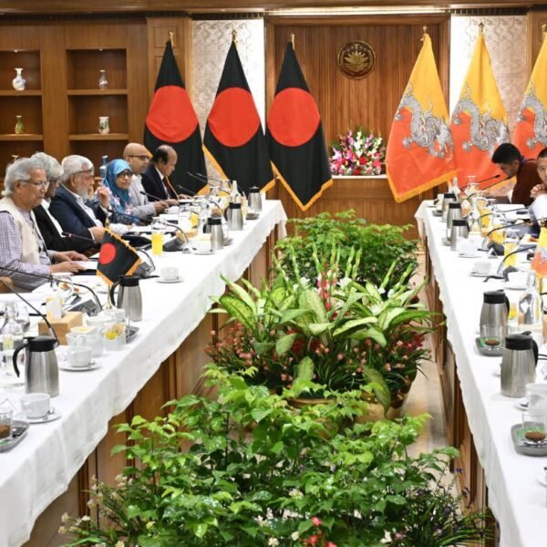 প্রধান উপদেষ্টার সাথে দ্বিপাক্ষিক আলোচনা করেছেন ভুটানের প্রধানমন্ত্রী