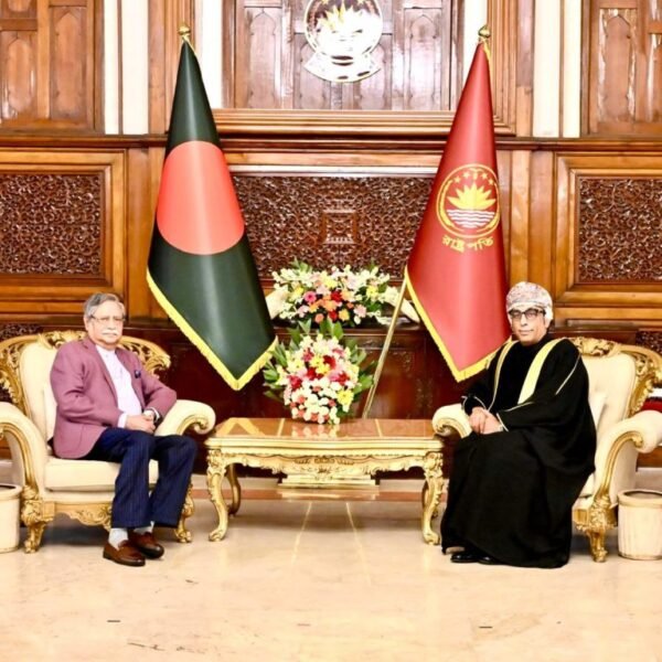 বাংলাদেশের রাষ্ট্রপতির কাছে পরিচয়পত্র পেশ করছেন ওমানের রাষ্ট্রদূত