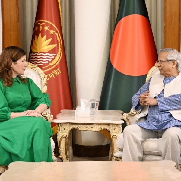 প্রধান উপদেষ্টার সাথে সাক্ষাৎ করেছেন যুক্তরাজ্যের মন্ত্রী