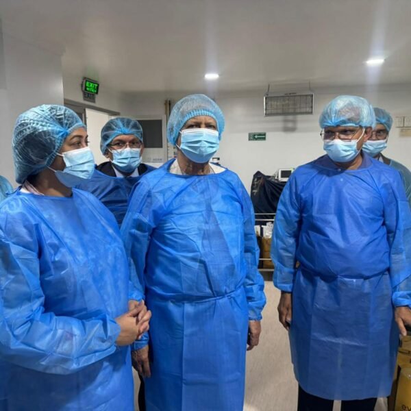 খালেদা জিয়ার স্বাস্থ্যের খোঁজ নিতে এভারকেয়ারে গেলেন প্রধান উপদেষ্টা