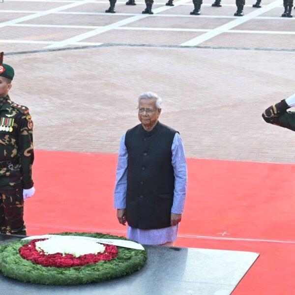 শহীদ বুদ্ধিজীবী দিবসে শহীদ বুদ্ধিজীবী স্মৃতিসৌধে প্রধান উপদেষ্টার শ্রদ্ধা