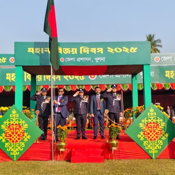 তোপধ্বনি ও কুচকাওয়াজের মধ্য দিয়ে খুলনায় বিজয় দিবস উদযাপিত