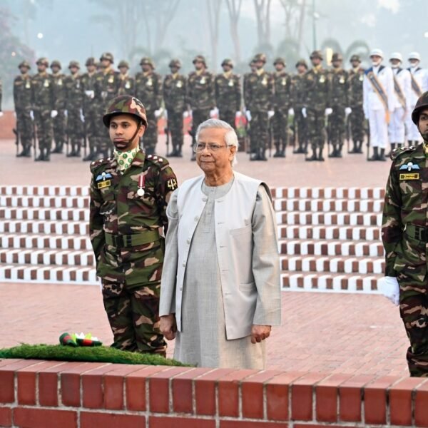 জাতীয় স্মৃতিসৌধে শহীদদের প্রতি শ্রদ্ধা নিবেদন করলেন প্রধান উপদেষ্টা