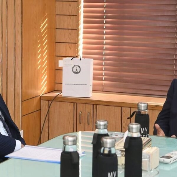 নৌপরিবহন উপদেষ্টার সঙ্গে সৌজন্য সাক্ষাৎ করলেন পাকিস্তানের হাইকমিশনার