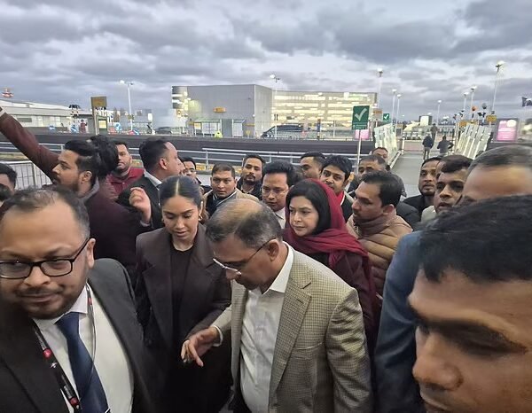 লন্ডনের হিথ্রো বিমানবন্দরে পৌঁছেছেন তারেক রহমান, দেশে ফেরার প্রস্তুতি