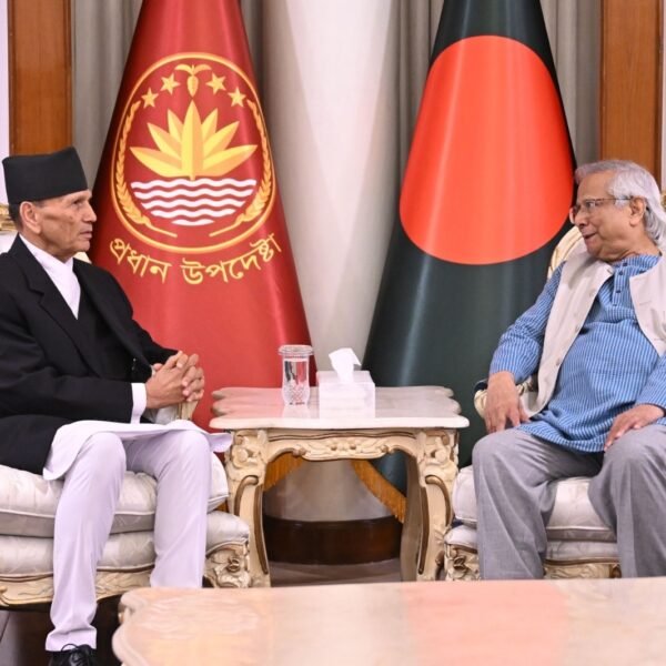 প্রধান উপদেষ্টার সঙ্গে সাক্ষাৎ করলেন নেপালের পররাষ্ট্রমন্ত্রী